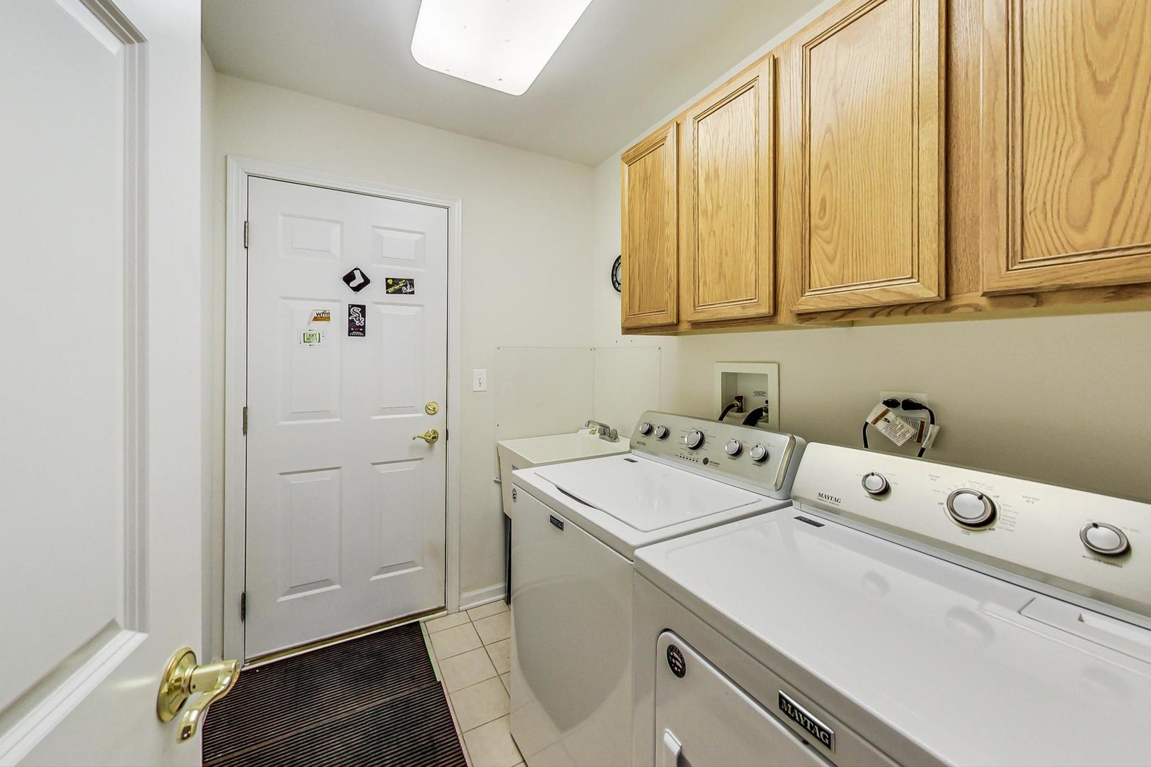 8052 Orchard Commons West Long Grove, IL 60060 - Photo 16 of 32 a utility room with dryer and washer