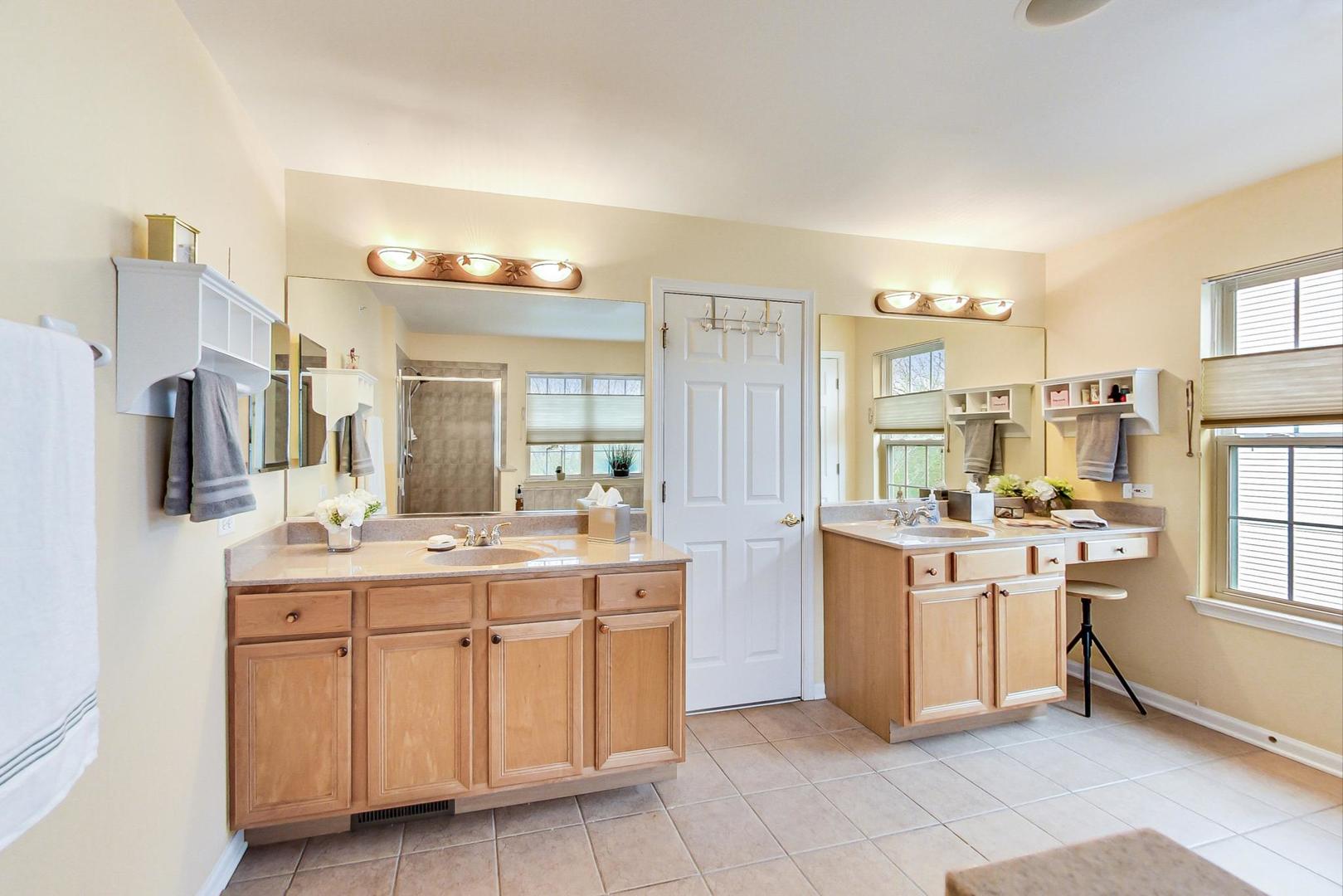 8052 Orchard Commons West Long Grove, IL 60060 - Photo 19 of 32 a kitchen with a sink stove and cabinets
