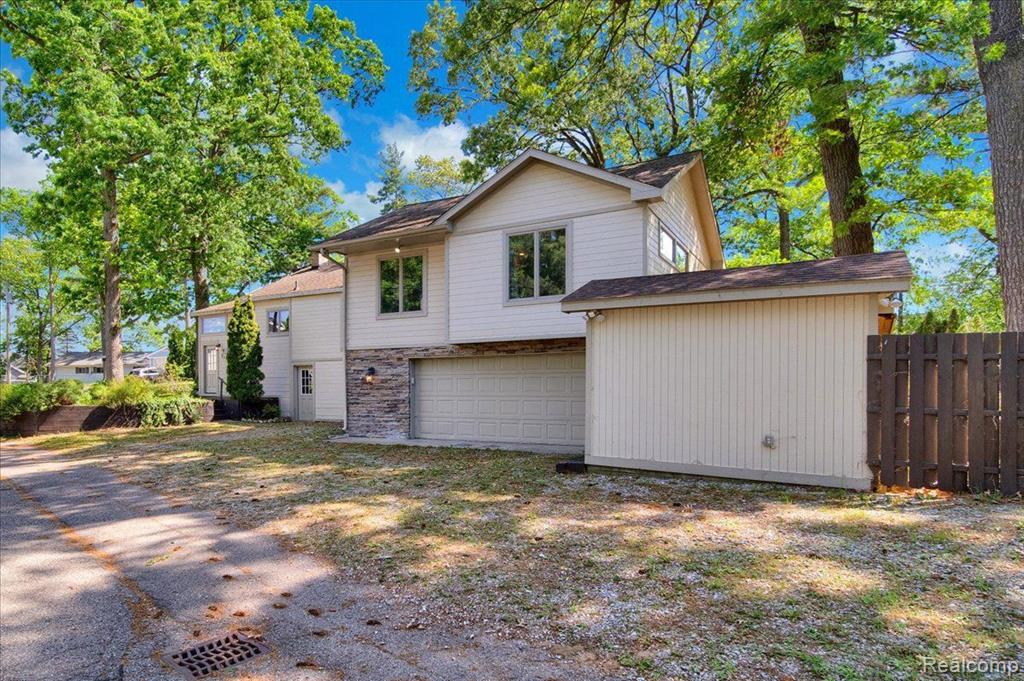 838 Pine Tree Road West Lake Orion, MI 48362 - Photo 3 of 45 Gallery Image 3