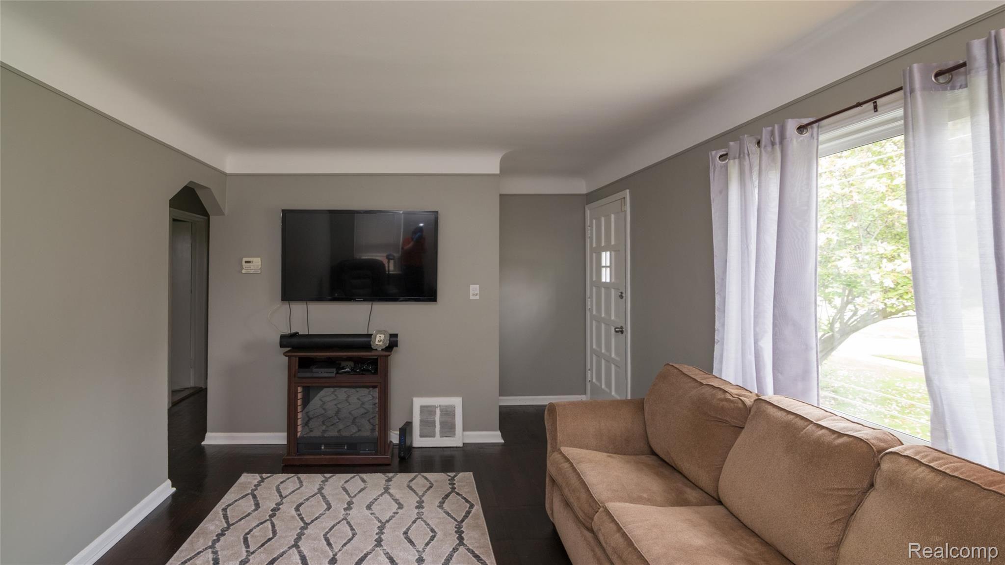 11307 Merriman Road Livonia, MI 48150 - Photo 11 of 32 010_9.jpg