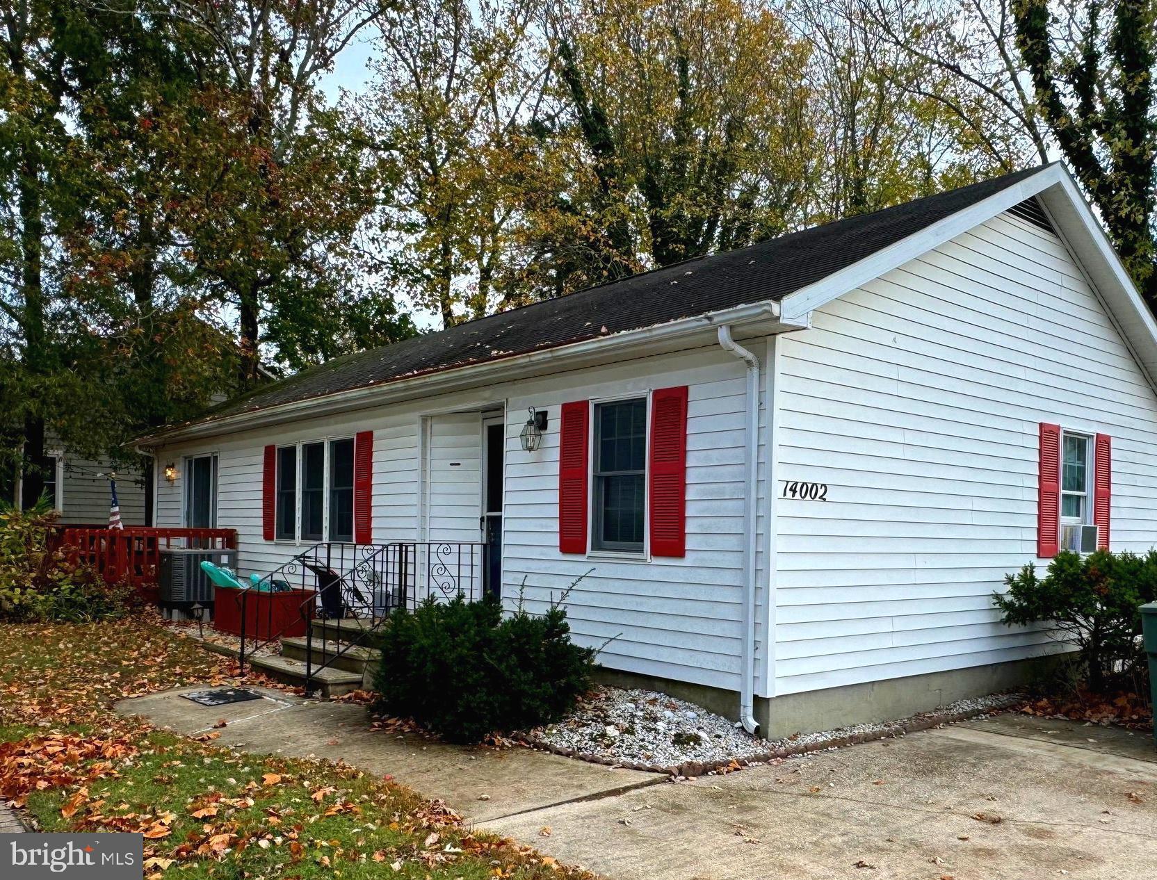 a front view of house with yard