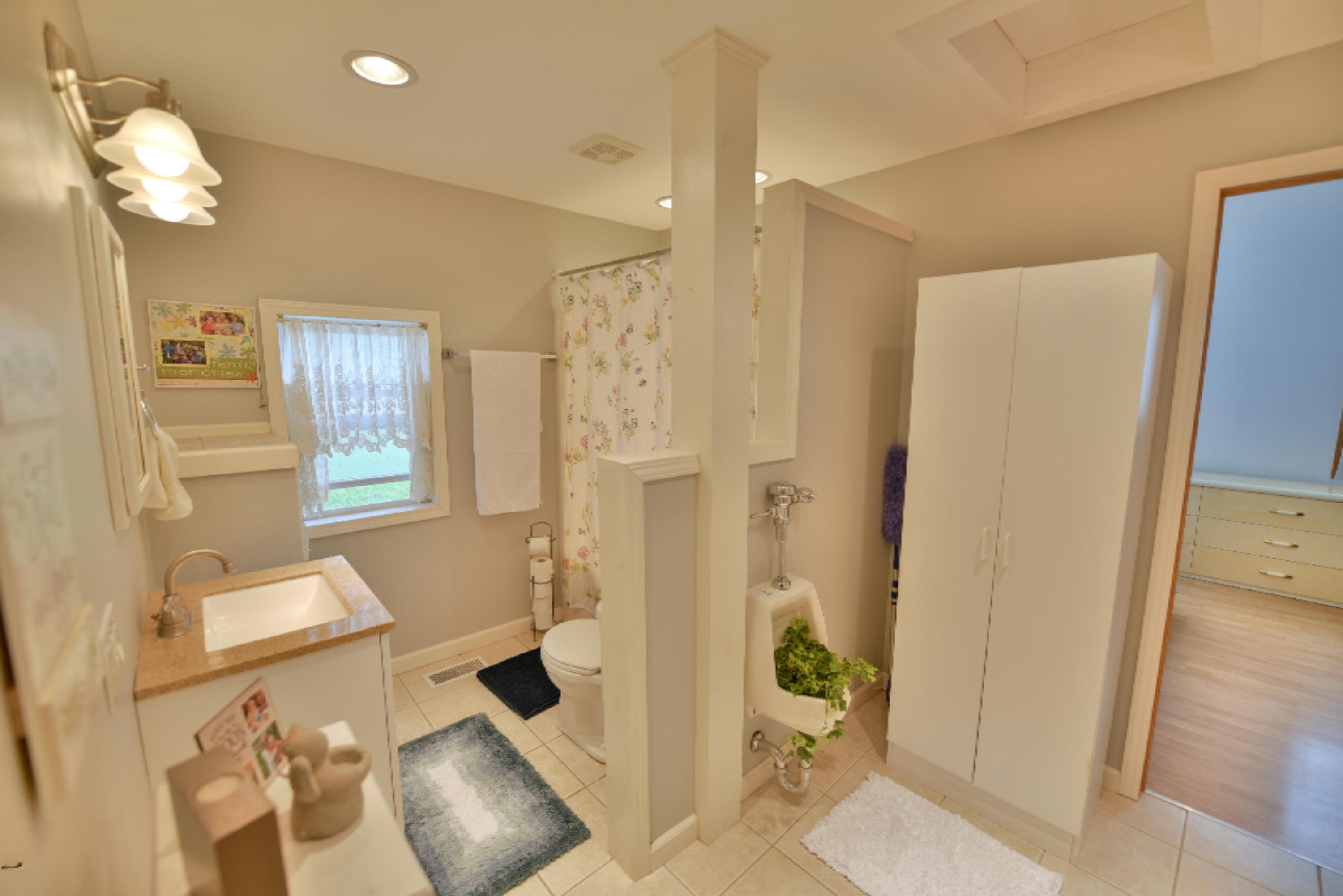 4006 Territorial Road Benton Harbor, MI 49022 - Photo 11 of 18 Bathroom