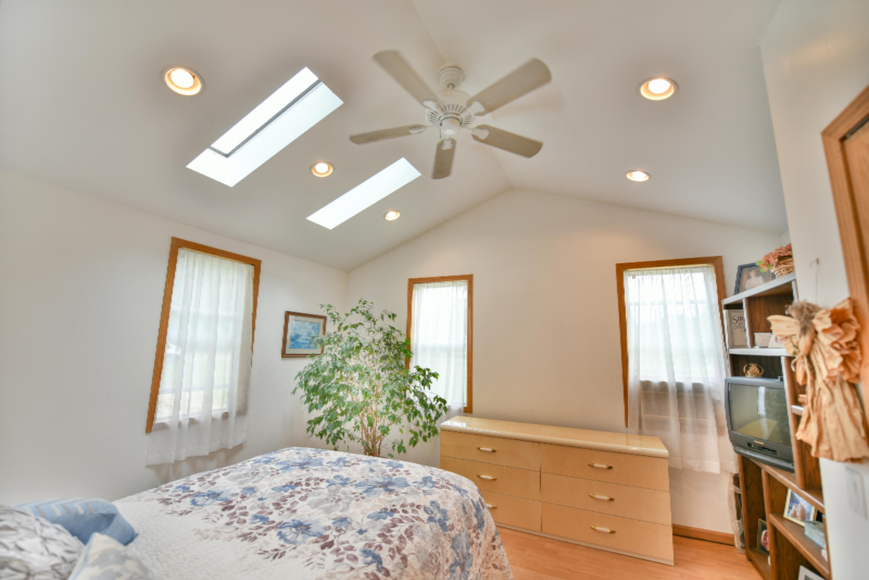 4006 Territorial Road Benton Harbor, MI 49022 - Photo 9 of 18 Master Bedroom