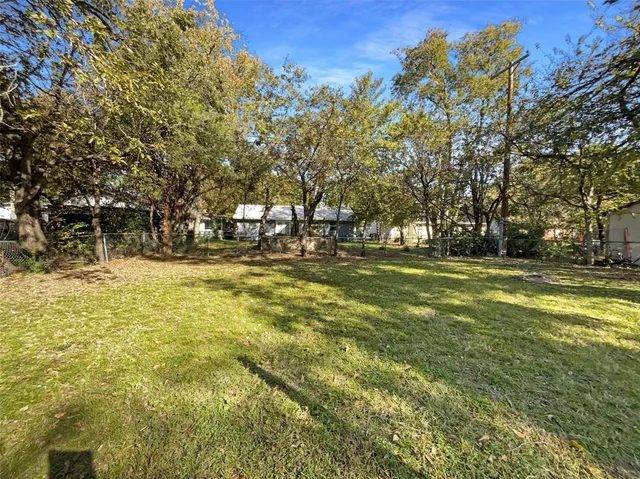 a view of yard with green space