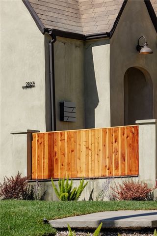 a picture of a mirror of a house