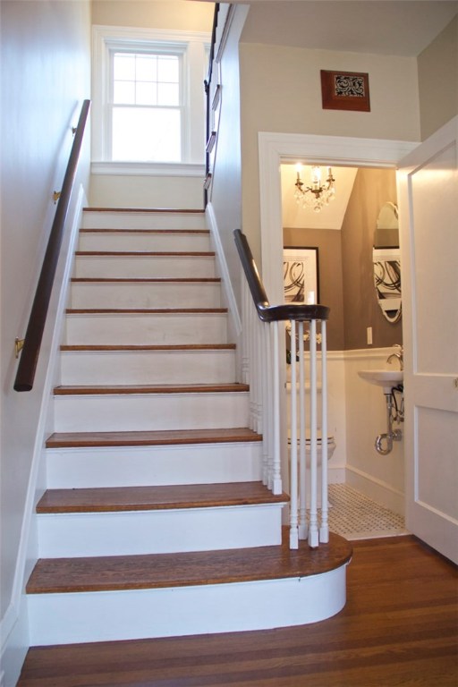 241 Butler Avenue Providence, RI 02906 - Photo 4 of 38