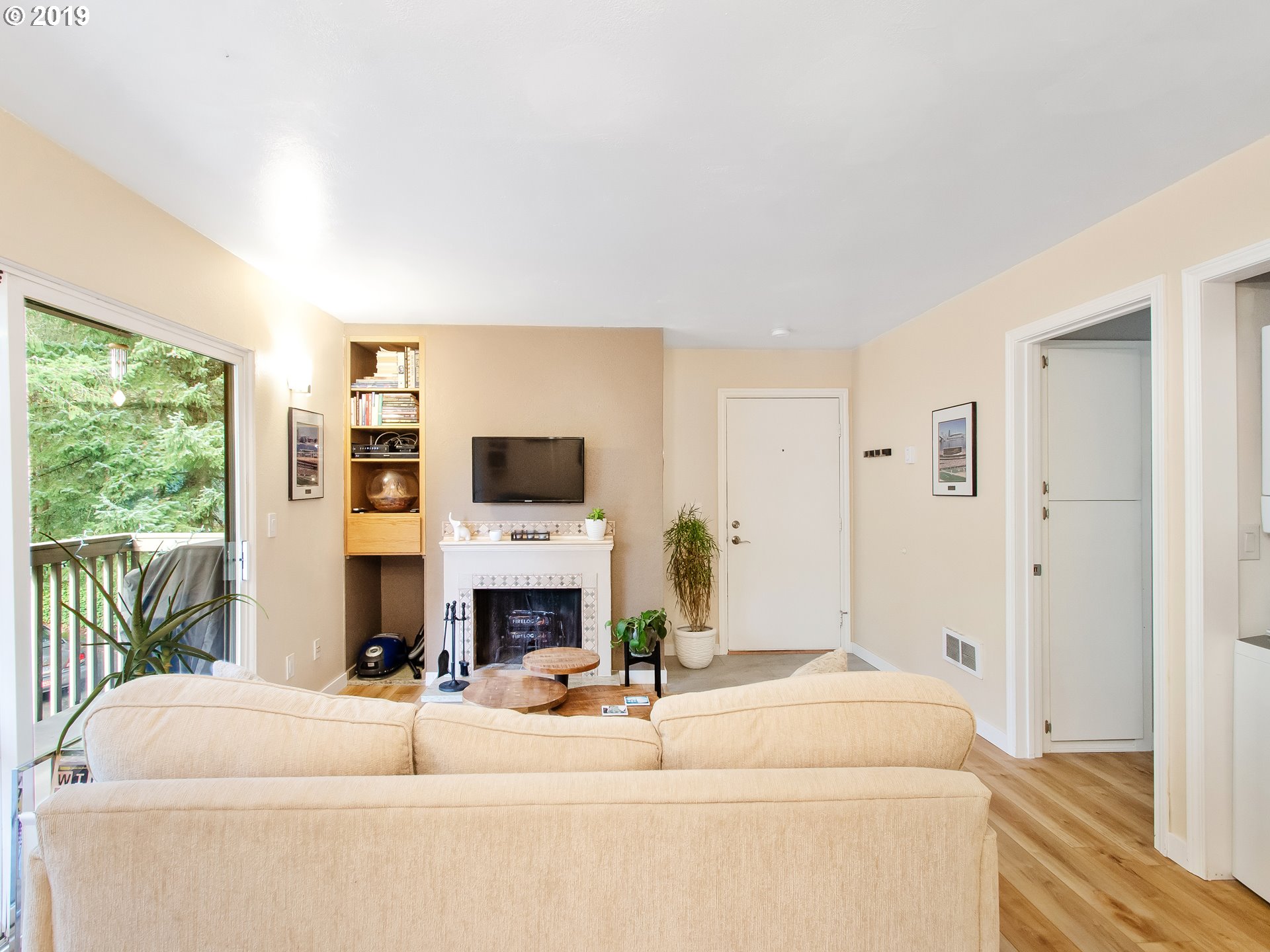 7550 Southwest Barnes Road, Unit H Portland, OR 97225 - Photo 5 of 30 Living Room