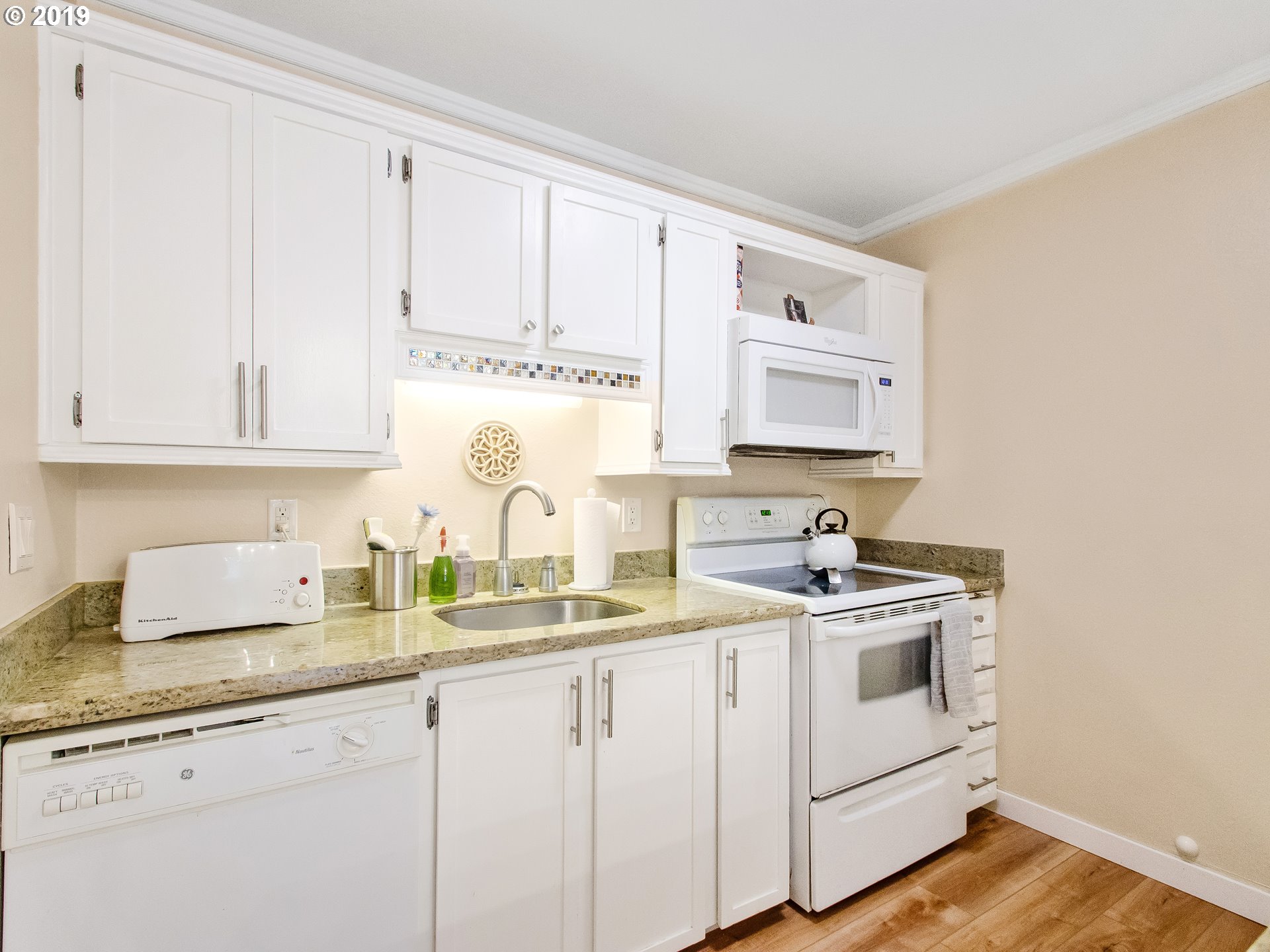 7550 Southwest Barnes Road, Unit H Portland, OR 97225 - Photo 8 of 30 Kitchen