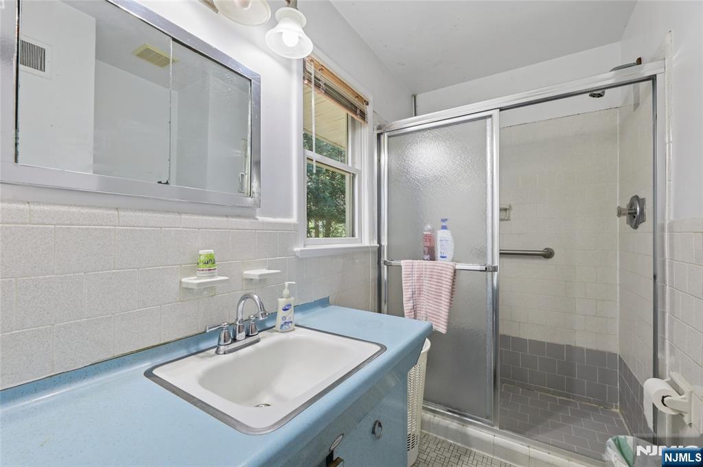 384 Rutland Avenue Teaneck, NJ 07666 - Photo 15 of 36