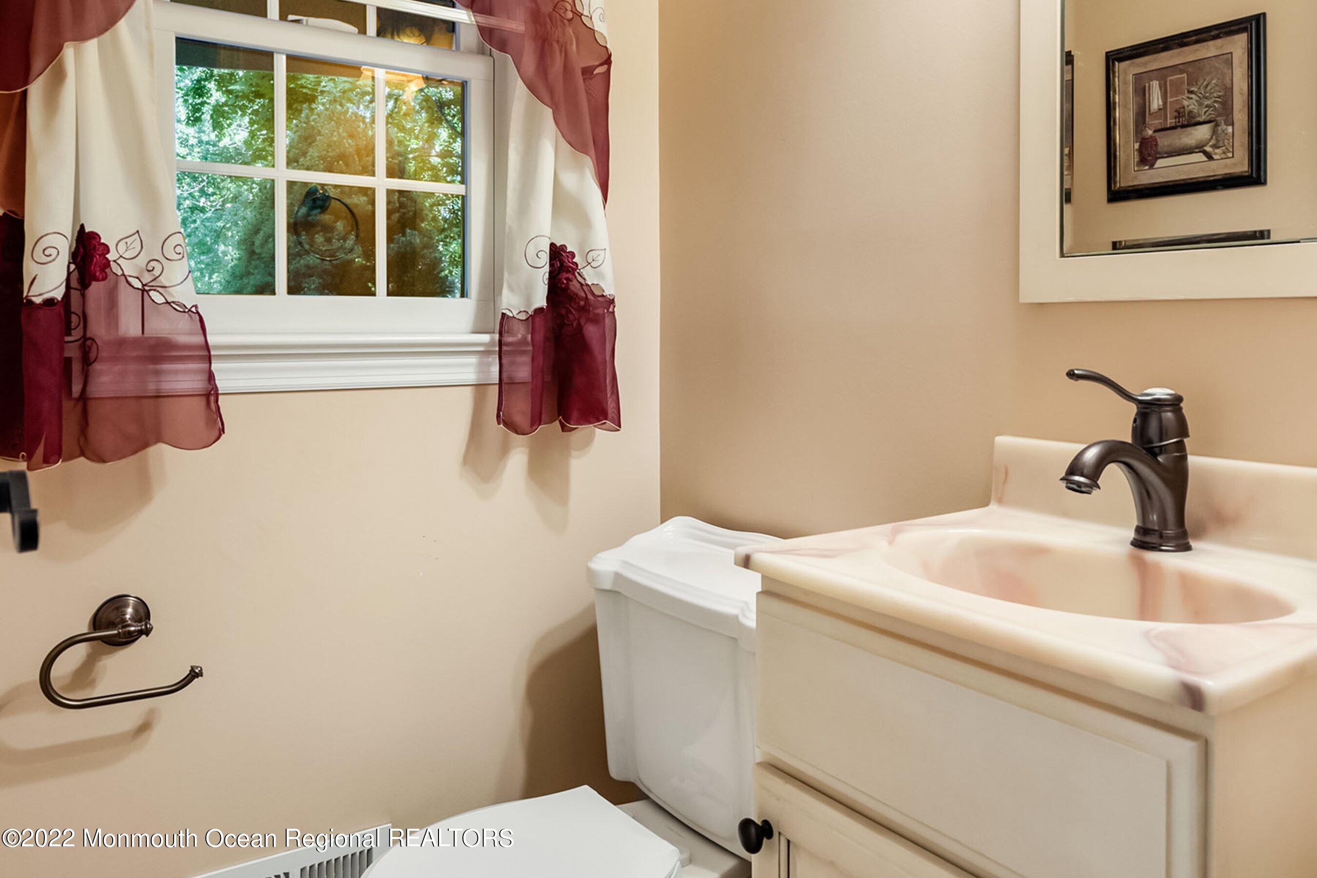201 Ballantine Road Middletown, NJ 07748 - Photo 18 of 32 Int1 Lav1