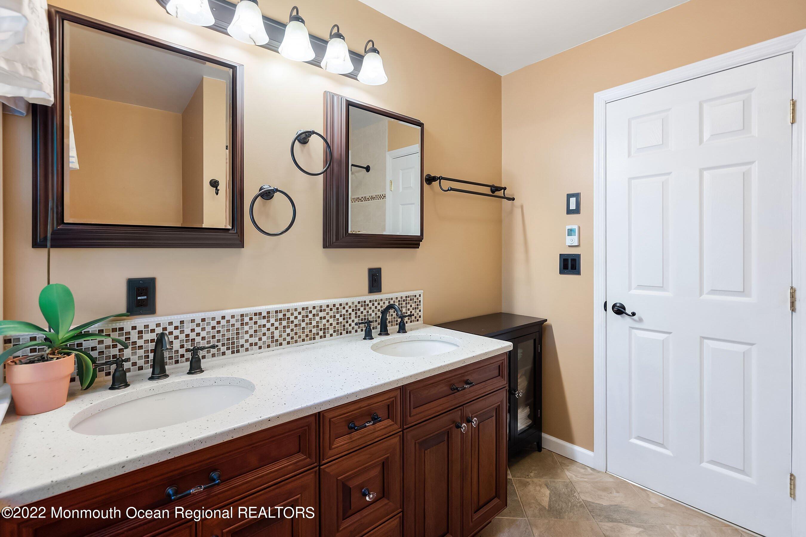 201 Ballantine Road Middletown, NJ 07748 - Photo 29 of 32 Int25 Lav2a