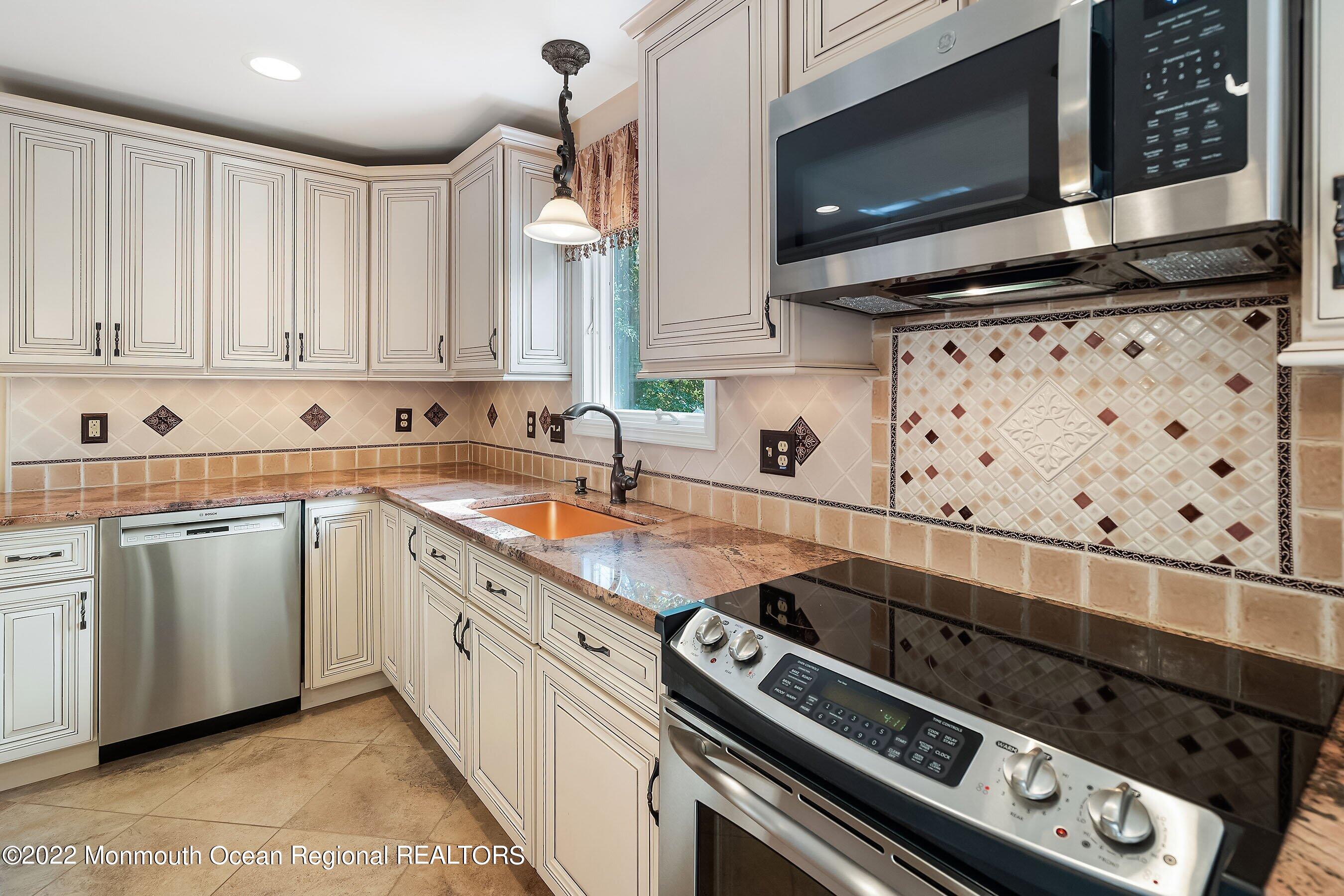 201 Ballantine Road Middletown, NJ 07748 - Photo 8 of 32 Int18 Kitchen1f