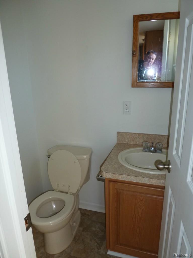 5000-5010 Auburn Road Utica, MI 48317 - Photo 9 of 15 P1050063.jpg