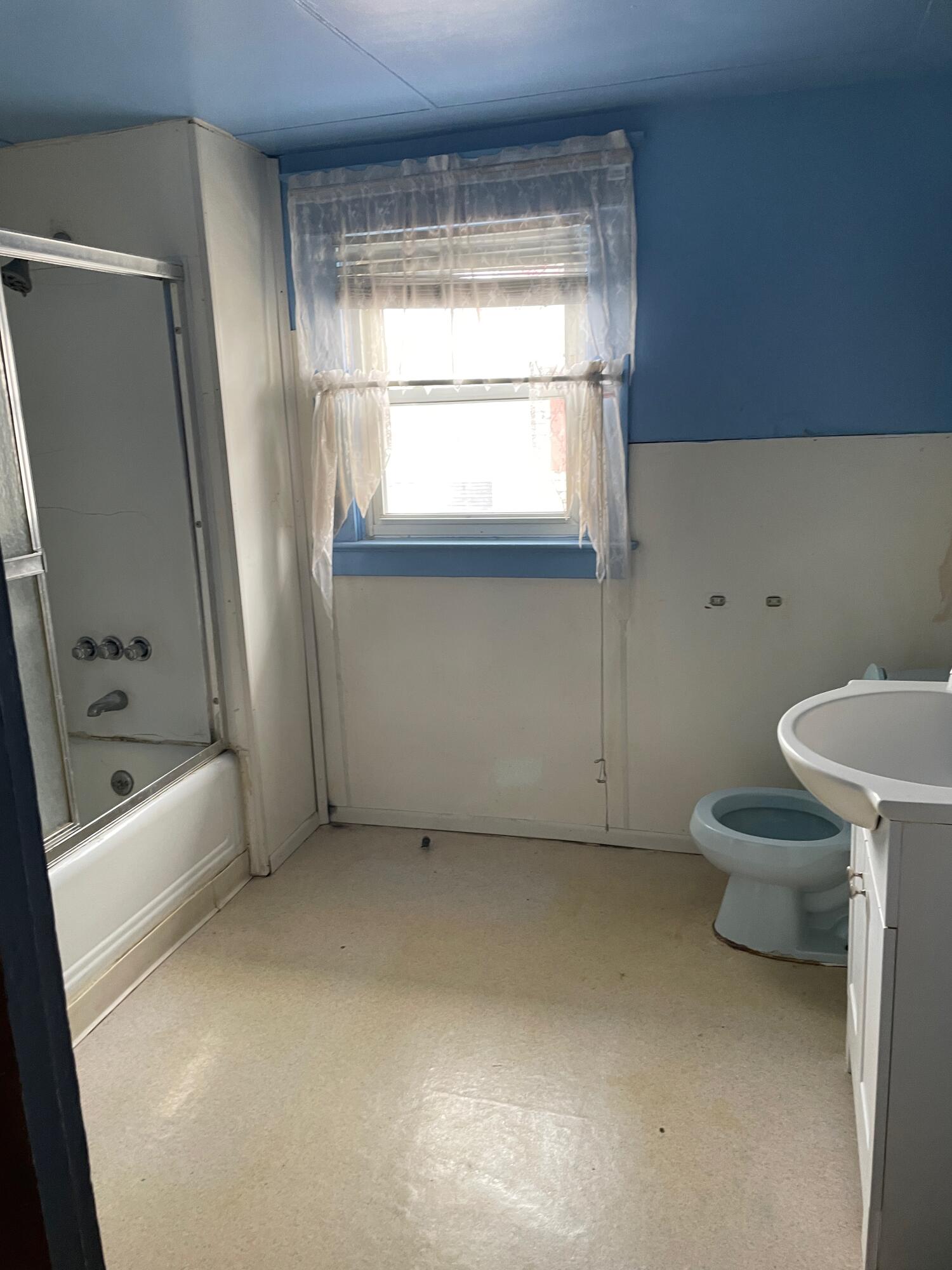 334 West State Street Springfield, OH 45506 - Photo 7 of 9 BATHROOM UPSTAIRS