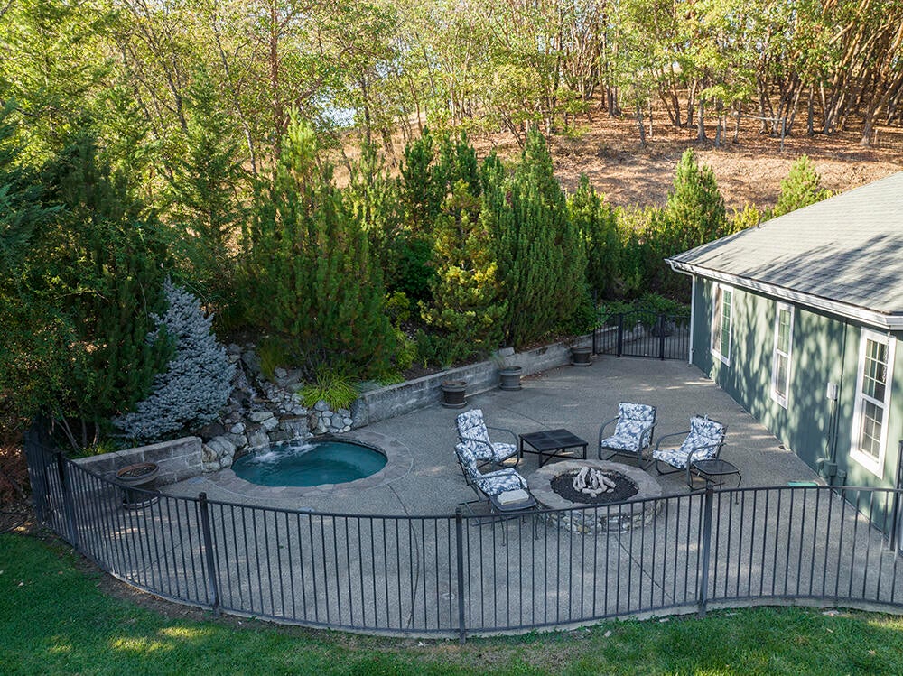 699 Three Pines Road Grants Pass, OR 97526 - Photo 28 of 40 A65EFE74-C85B-41C2-95EA-147C714BED30