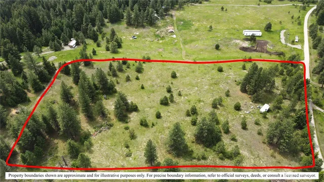 a view of an outdoor space and a yard