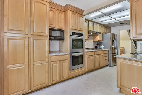 $4,500 | 18100 Burbank Boulevard, Unit 19, Tarzana, CA 91356