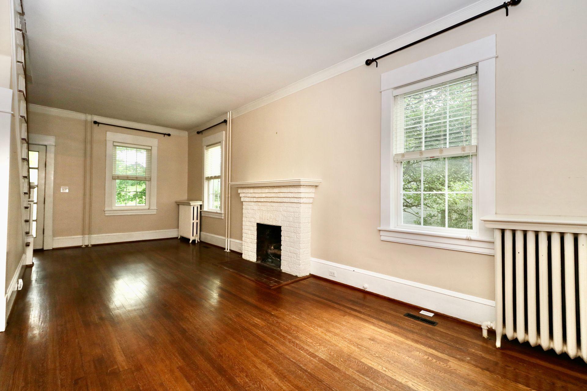 2802 Crystal Spring Avenue Southwest Roanoke, VA 24014 - Photo 7 of 64 Living Room