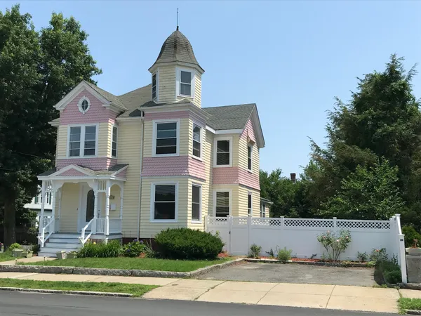$2,800 | 199 Burrill Street, Unit 2, Swampscott, MA 01907