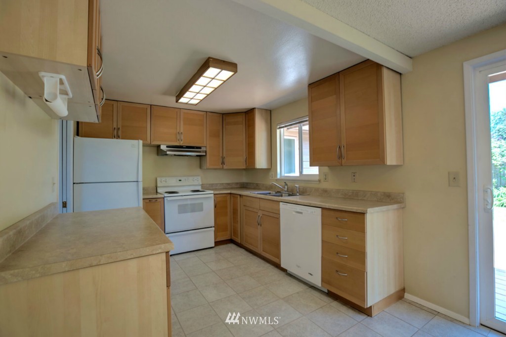 12224 Southeast 165th Street Renton, WA 98058 - Photo 5 of 20 Gallery Image 5