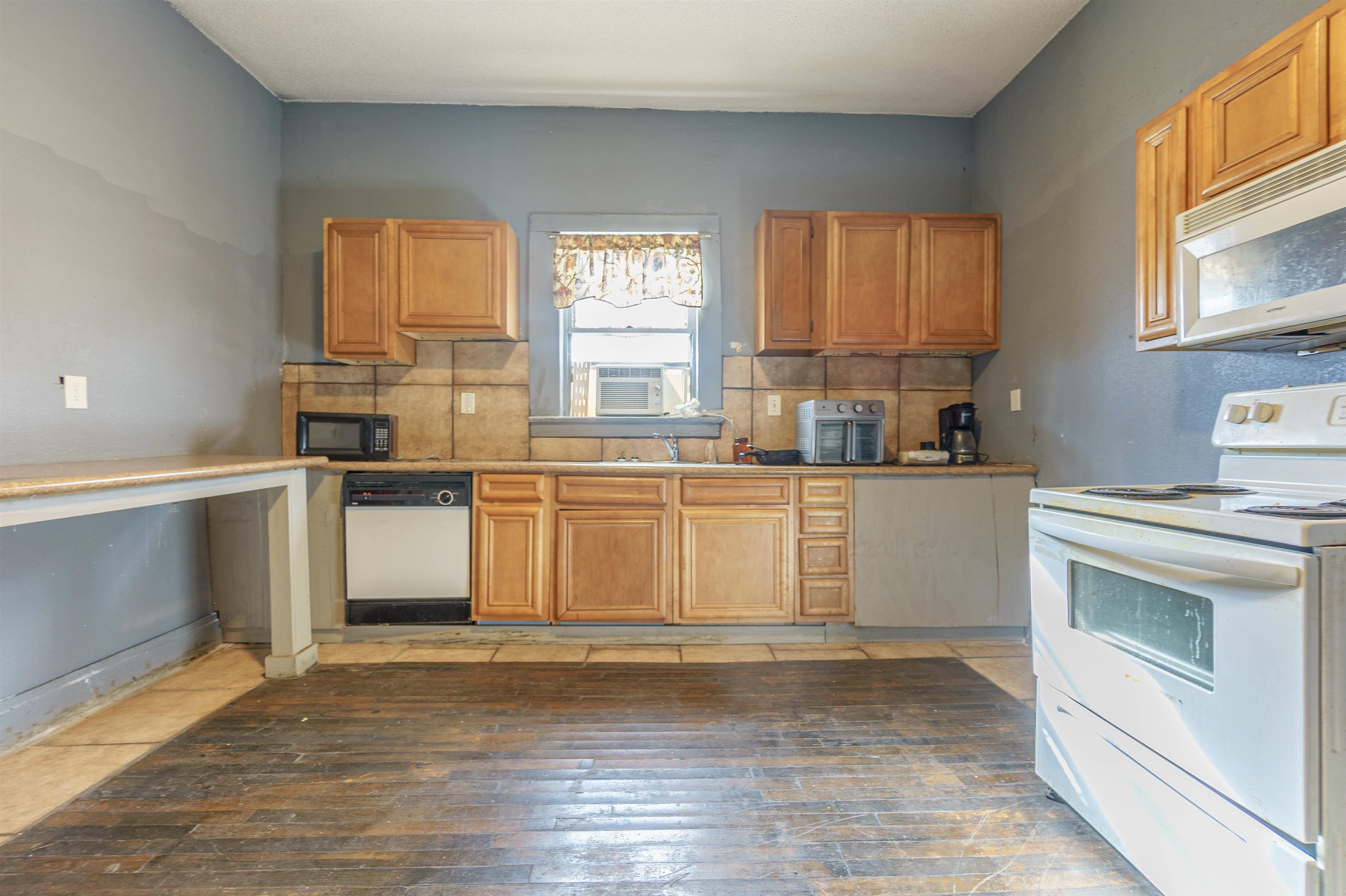 488 Laclede Avenue Memphis, TN 38126 - Photo 4 of 10 a kitchen with stainless steel appliances a stove top oven and a sink