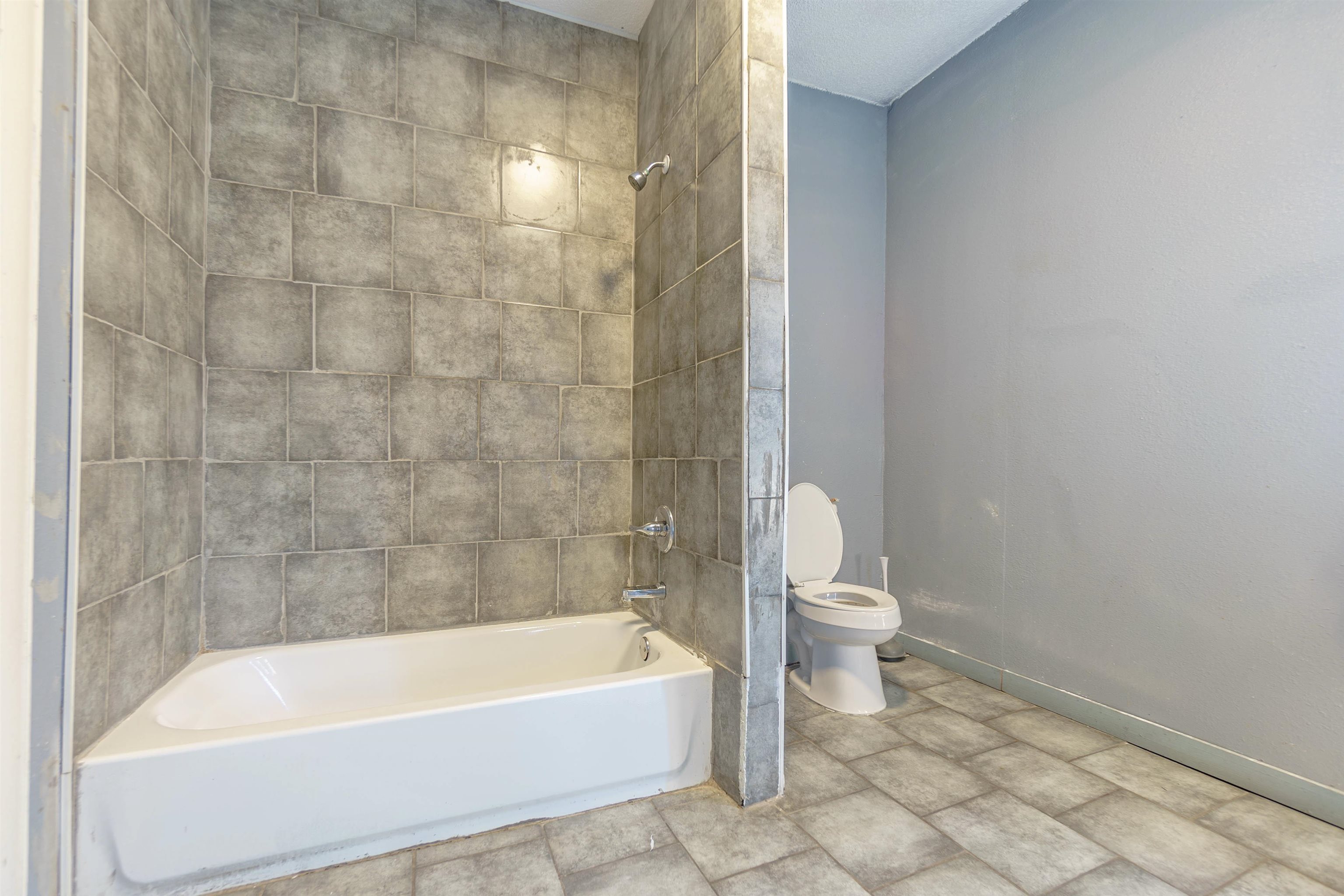 488 Laclede Avenue Memphis, TN 38126 - Photo 7 of 10 a bathroom with a bathtub and a toilet