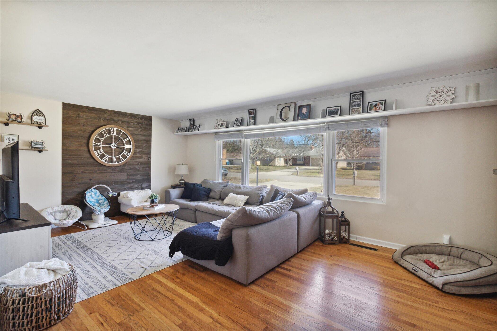 2616 Ferdon Road Kalamazoo, MI 49008 - Photo 4 of 36 07-2616-Ferdon-Rd-Kalamazoo-MI-49008-Win