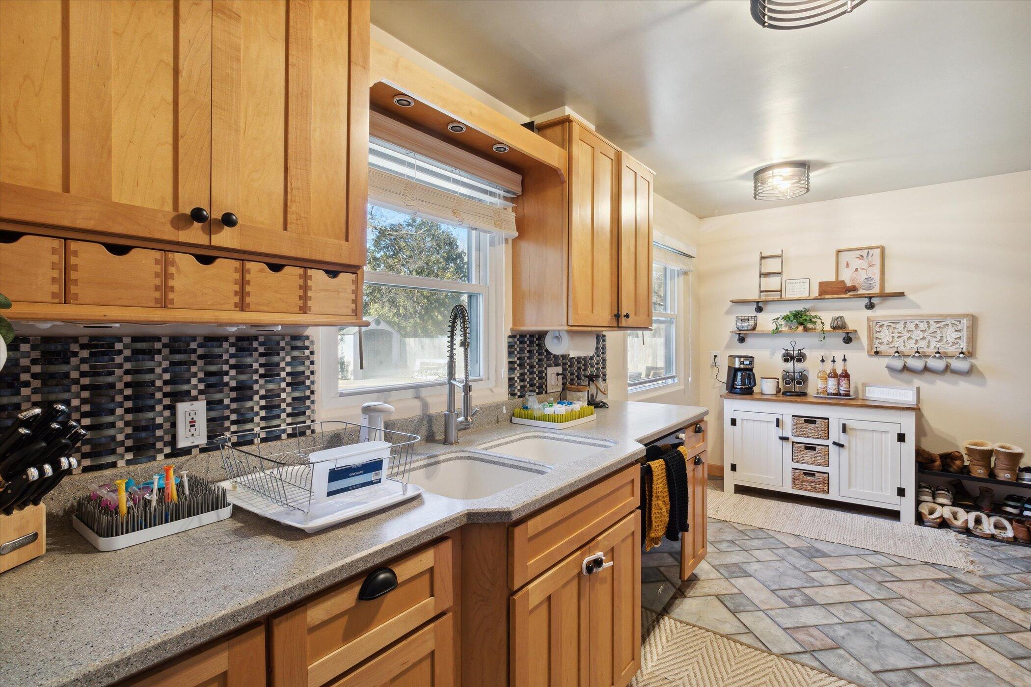 2616 Ferdon Road Kalamazoo, MI 49008 - Photo 8 of 36 13-2616-Ferdon-Rd-Kalamazoo-MI-49008-Win