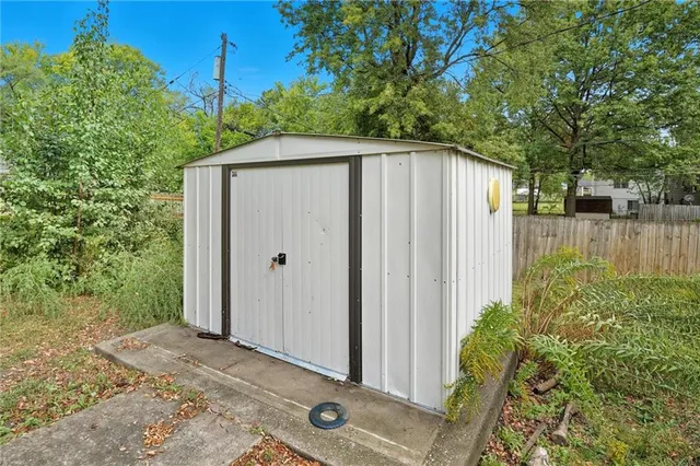 $180,000 | 6800 North Troost Avenue, Gladstone, MO 64118