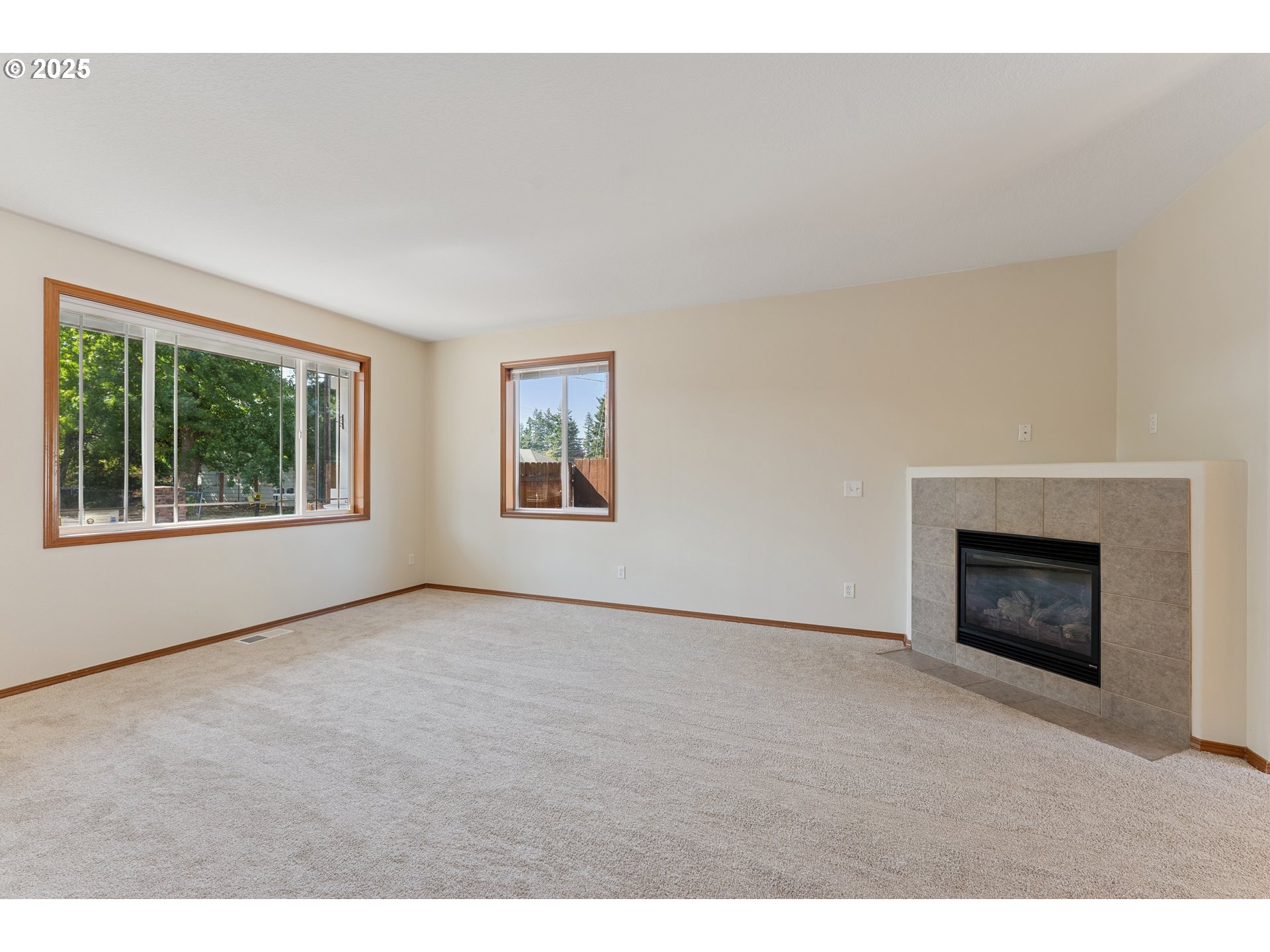 17209 Southeast Stephens Street Portland, OR 97233 - Photo 8 of 47 Living Room