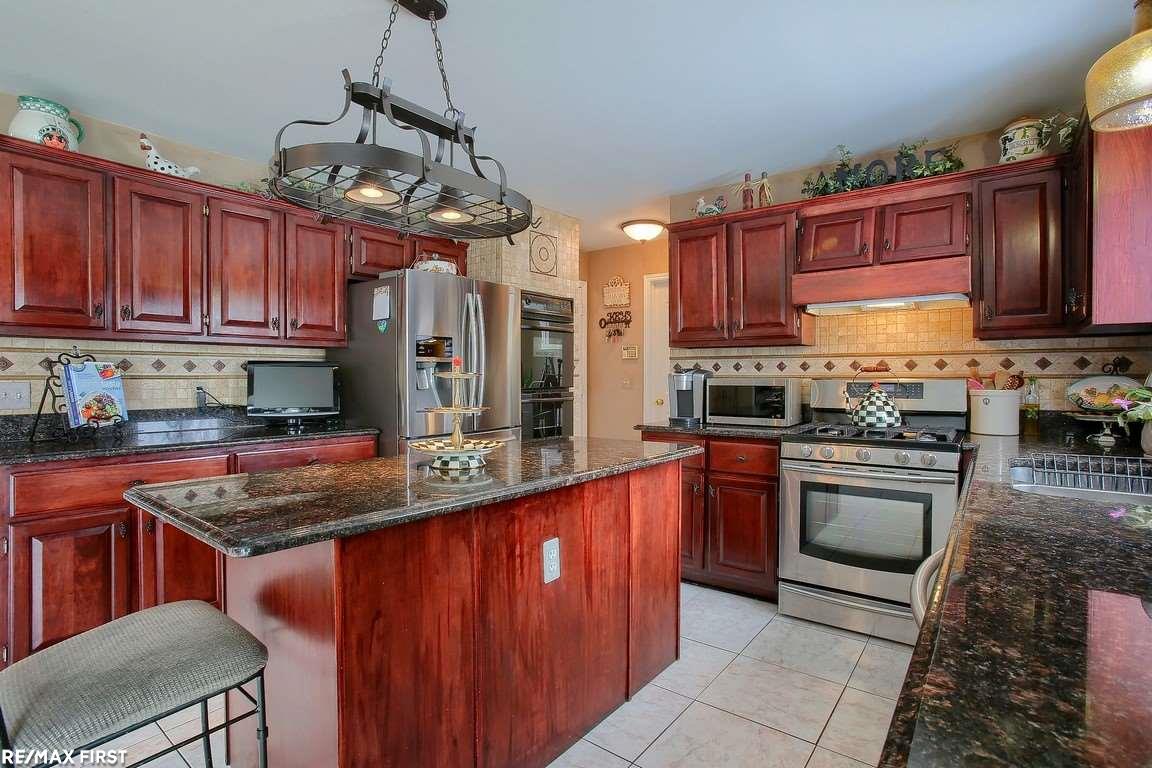 18015 Rocco Drive Macomb, MI 48044 - Photo 14 of 50 50034392-13.JPG