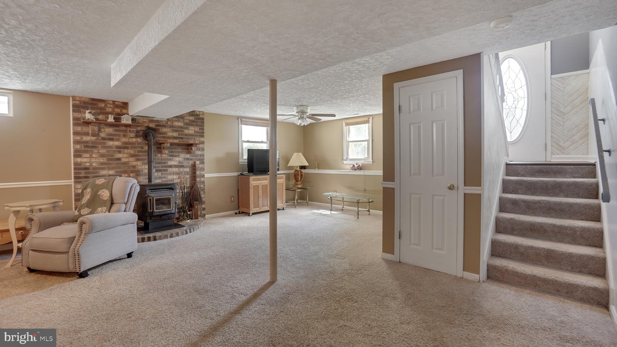 602 Holy Cross Road Brooklyn, MD 21225 - Photo 16 of 26 Family room