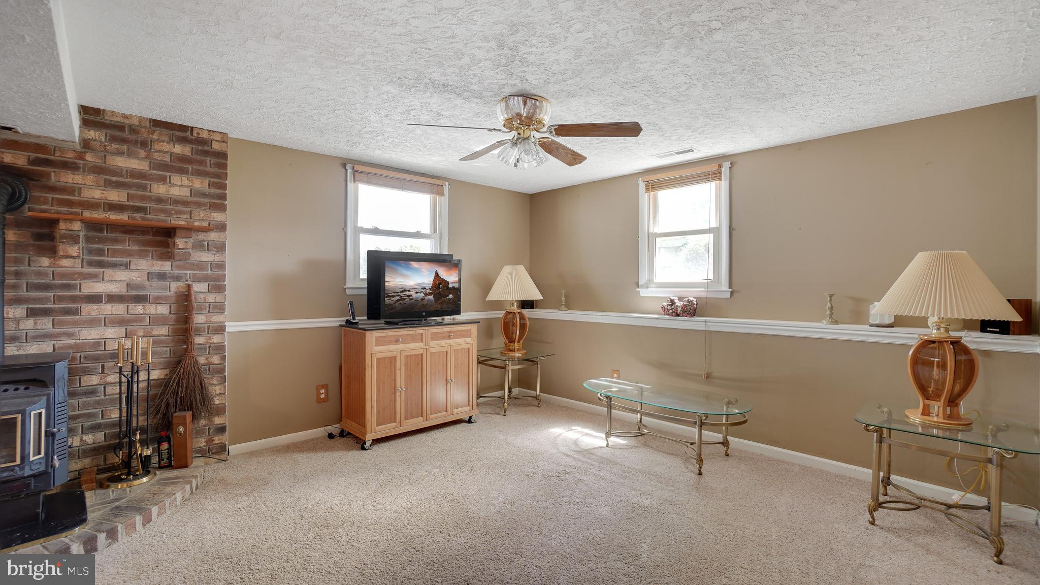 602 Holy Cross Road Brooklyn, MD 21225 - Photo 18 of 26 Family room