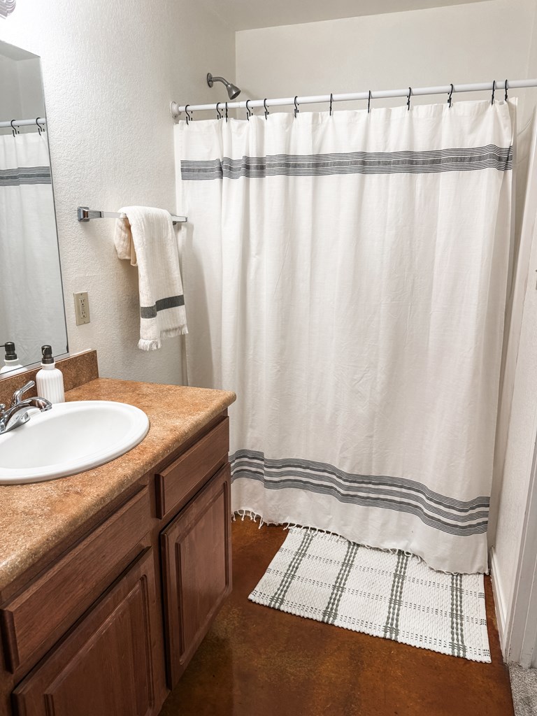 486 A Bridle Path Kerrville, TX 78028 - Photo 15 of 19 Previous Tenants Decor