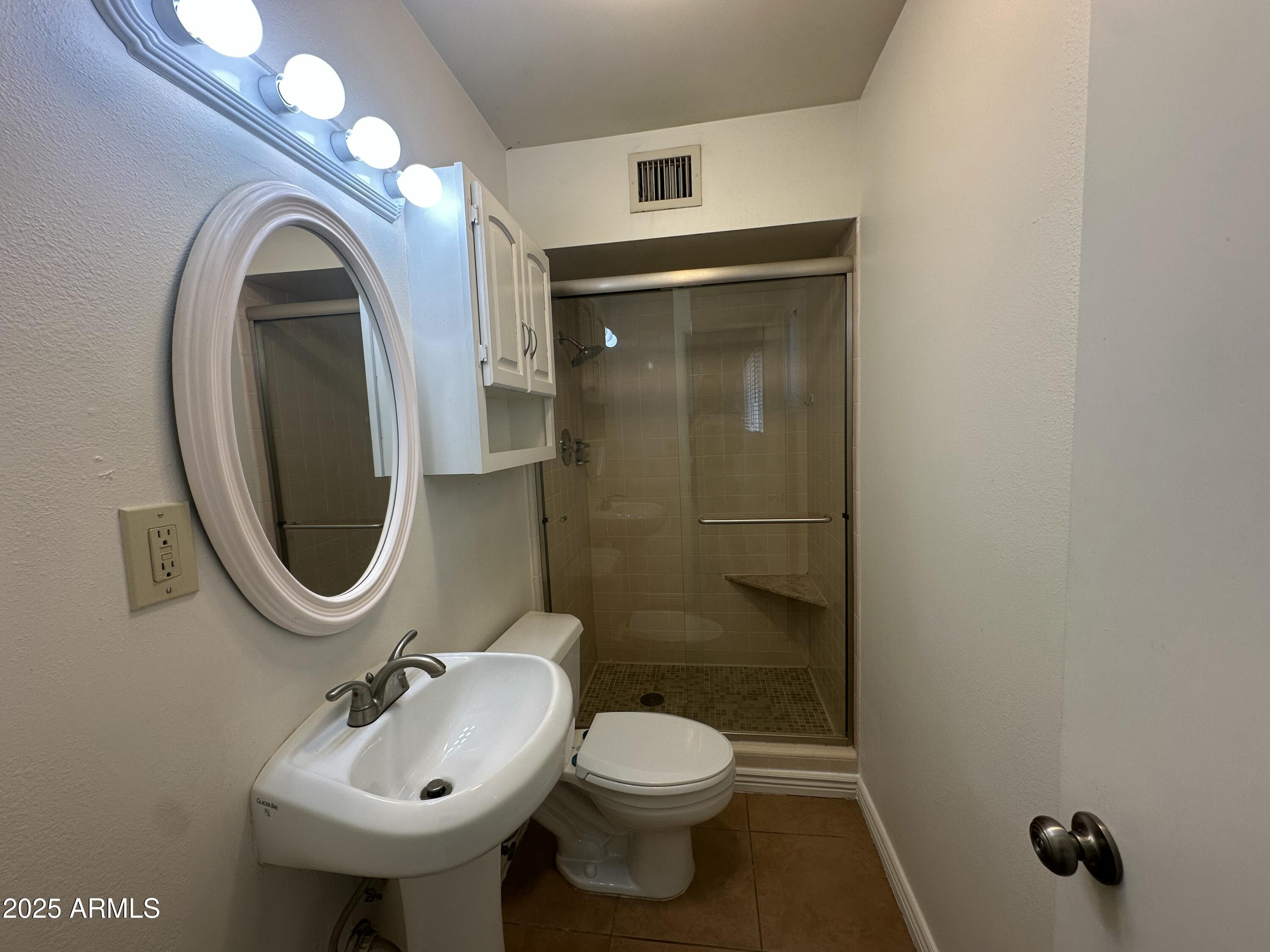 9414 North 17th Street Phoenix, AZ 85020 - Photo 11 of 19 a bathroom with a toilet sink and mirror