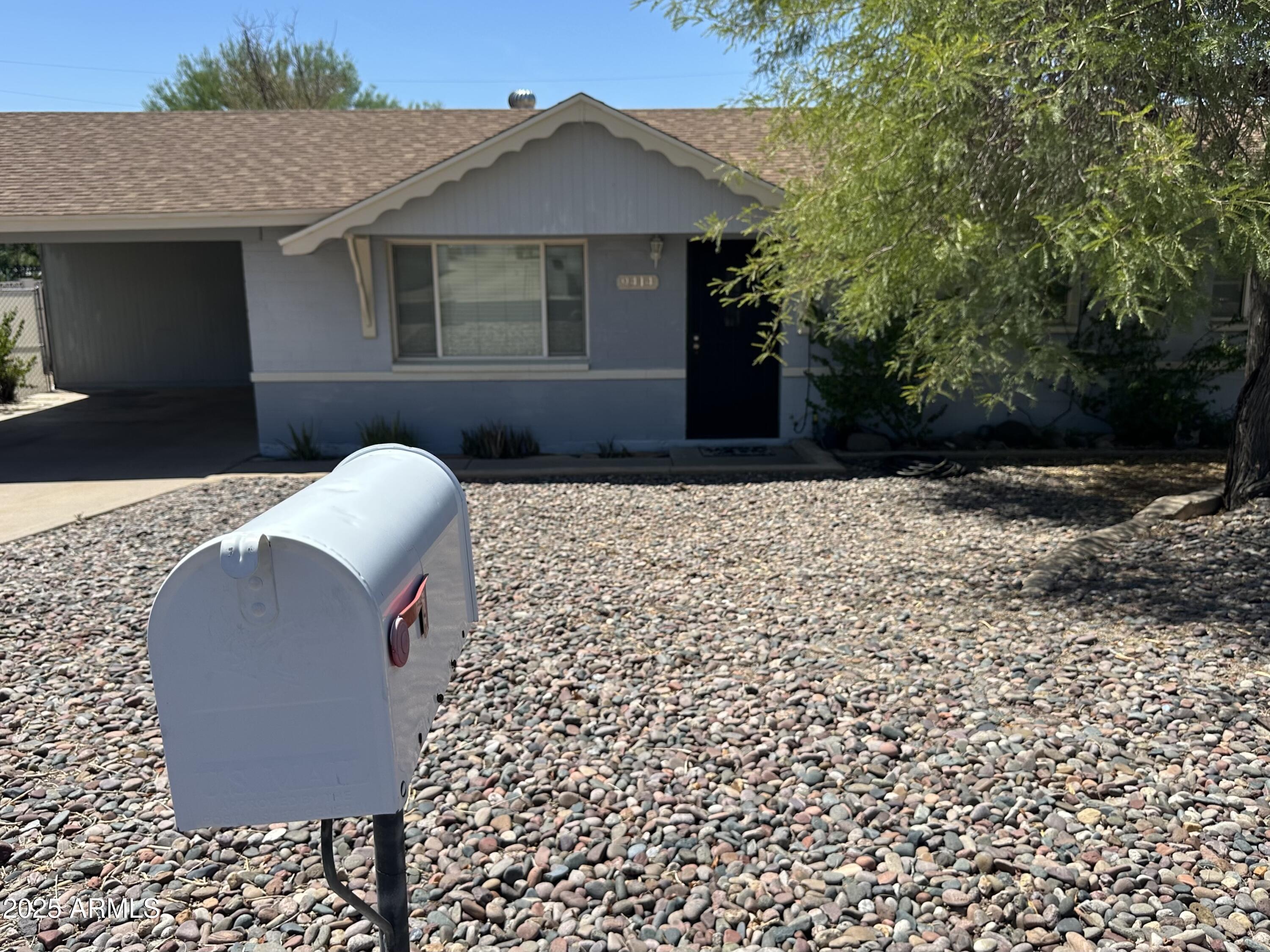 9414 North 17th Street Phoenix, AZ 85020 - Photo 19 of 19 a backyard of a house with table and chairs