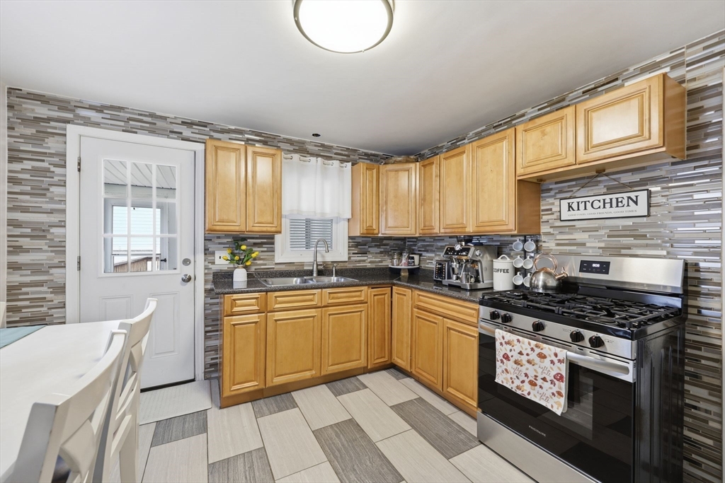 63 Fordham Street Springfield, MA 01104 - Photo 11 of 39