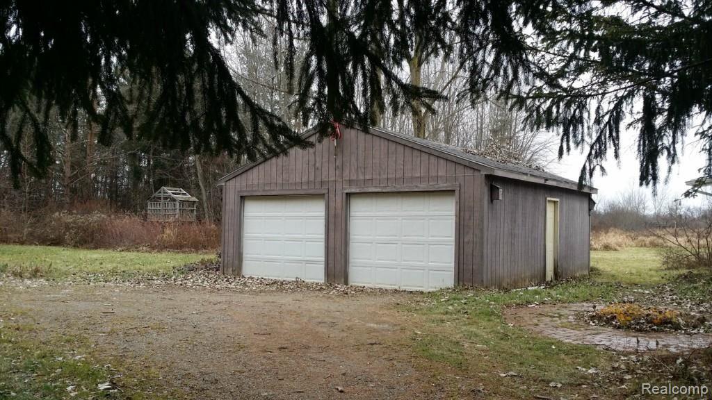 7076 Henderson Road Goodrich, MI 48438 - Photo 3 of 5 7076 Henderson garage.jpg