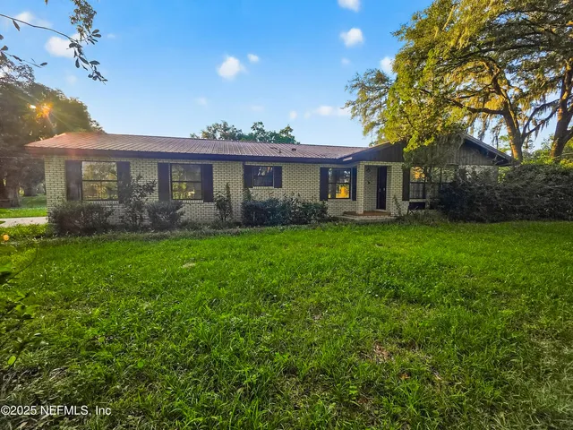 a view of a yard in front of a house