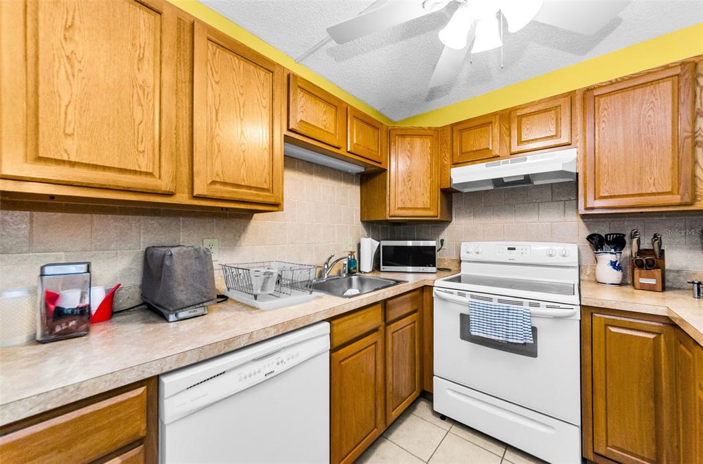 2575 Pine Ridge Way South, Unit E1 Palm Harbor, FL 34684 - Photo 5 of 19 Gallery Image 5