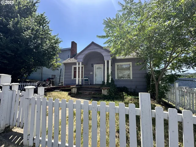 $210,000 | 725 Southeast Blakeley Avenue, Roseburg, OR 97470
