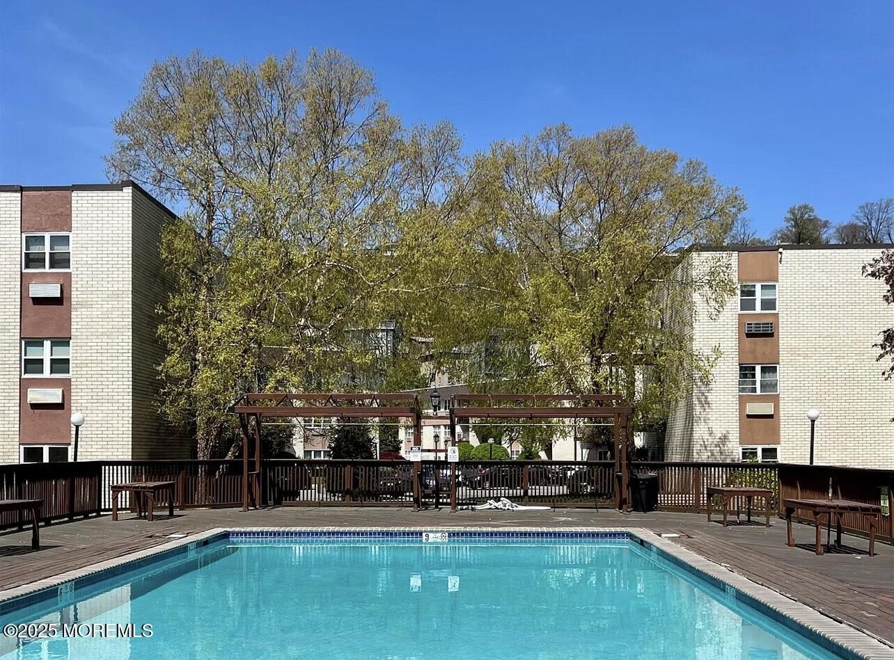 1111 River Road, Unit H20 Edgewater, NJ 07020 - Photo 13 of 14 a house view with a sitting space and garden