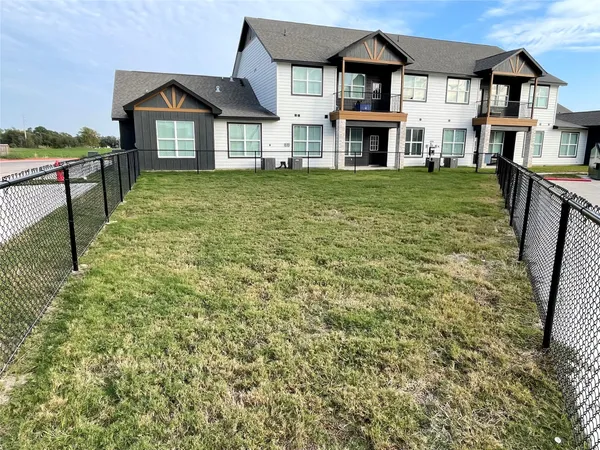 $1,045 | 802 West Loop, El Campo, TX 77437