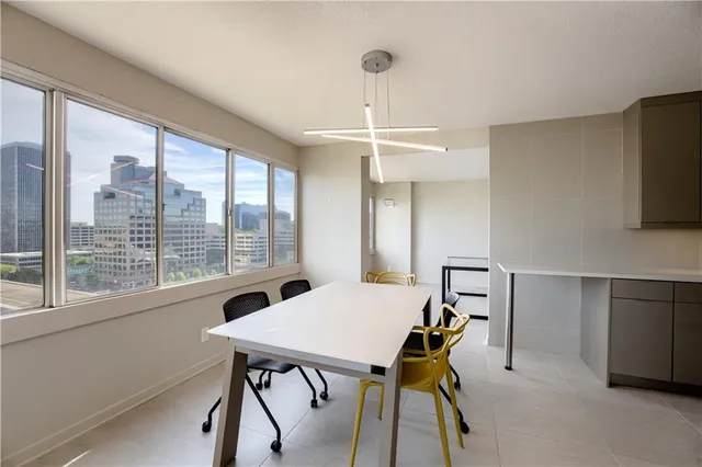 $550,000 | 2510 Grand Boulevard, Unit 1004, Kansas City, MO 64108