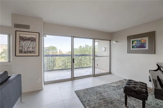 $550,000 | 2510 Grand Boulevard, Unit 1004, Kansas City, MO 64108