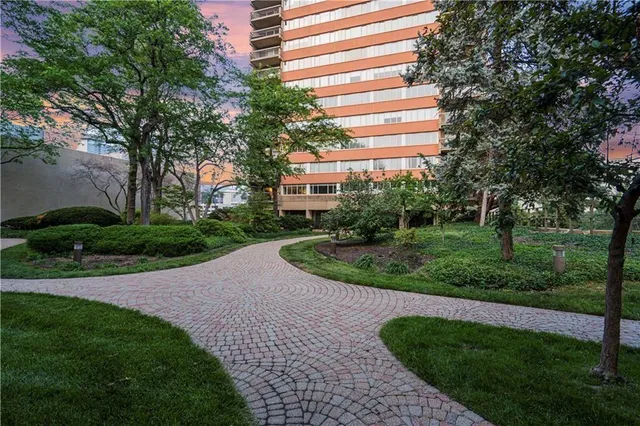 $550,000 | 2510 Grand Boulevard, Unit 1004, Kansas City, MO 64108