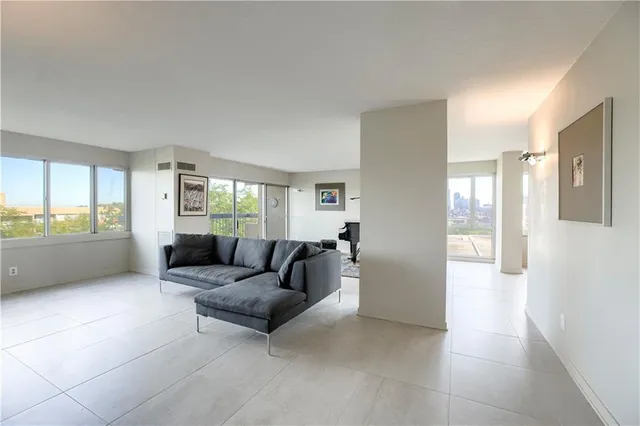 $550,000 | 2510 Grand Boulevard, Unit 1004, Kansas City, MO 64108