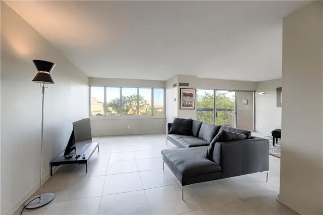 $550,000 | 2510 Grand Boulevard, Unit 1004, Kansas City, MO 64108