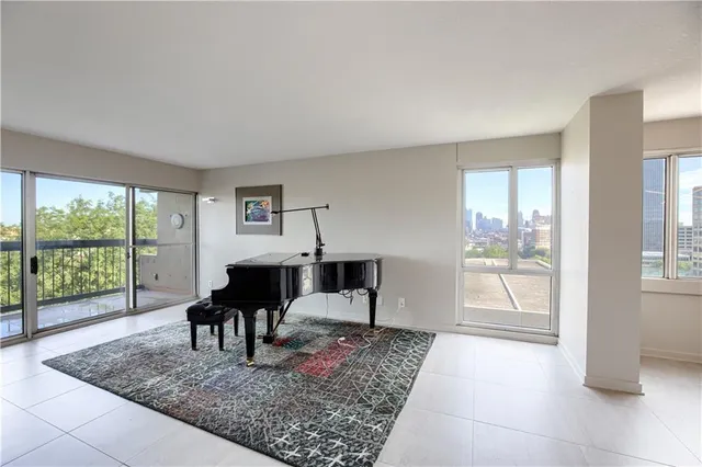 $550,000 | 2510 Grand Boulevard, Unit 1004, Kansas City, MO 64108