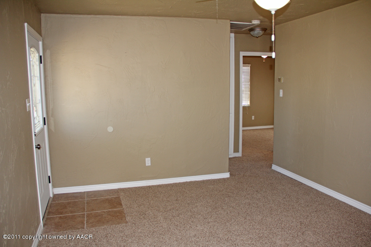 4612 Parker Street Amarillo, TX 79110 - Photo 3 of 17 an empty room and a bathroom